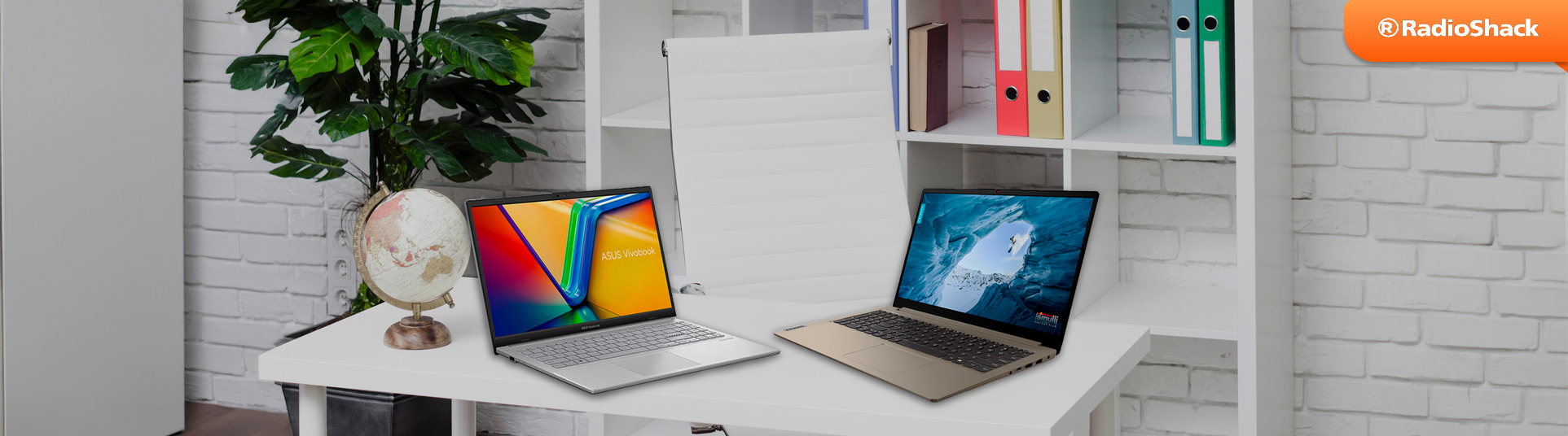 una laptop lenovo y otra laptop asus siendo comparadas en un espacio minimalista