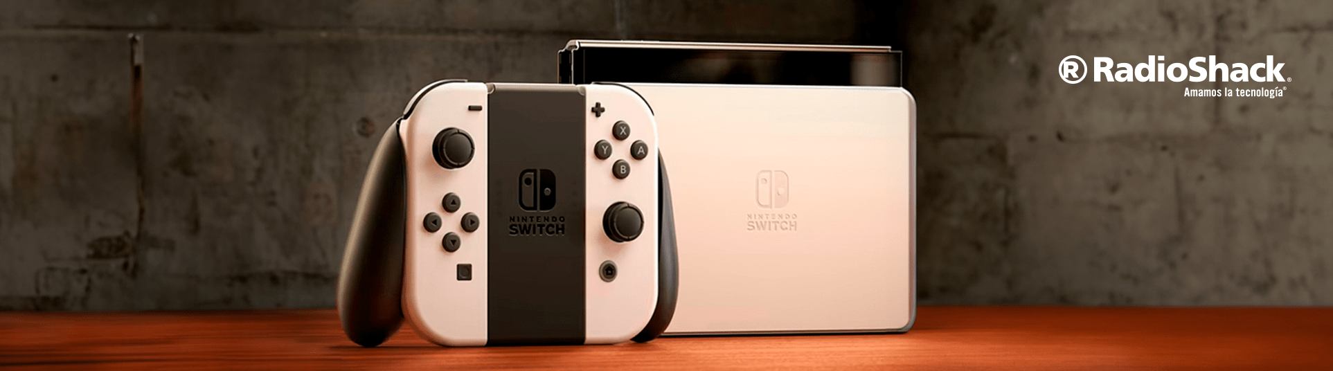 esta es una consola nintendo switch oled blanca y que está aparentemente apagada y exhibida sobre una especie de superficie de un mueble de madera