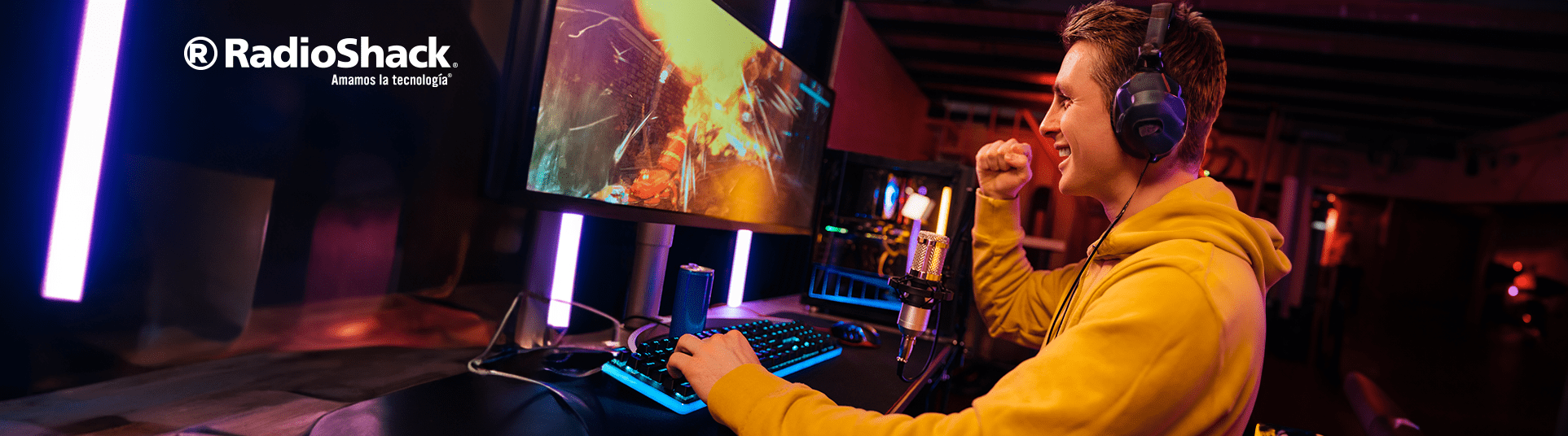 un streamer tiene un tipo de teclado mecanico en uso de color azul mientras esta transmitiendo