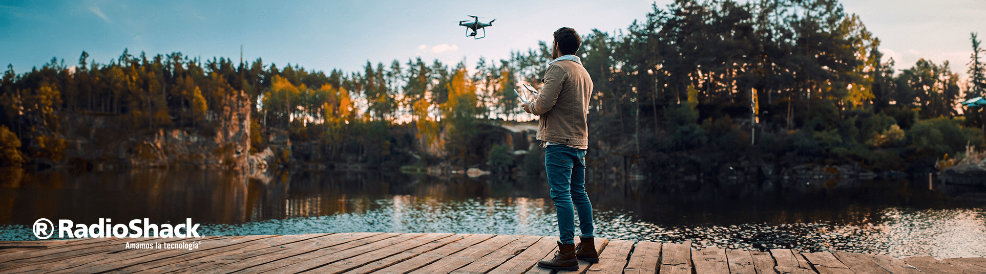 a este hombre joven disfruta volar drones en mexico sobre lagos y espacios naturales para grabar las mejores capturas en su dron con camara