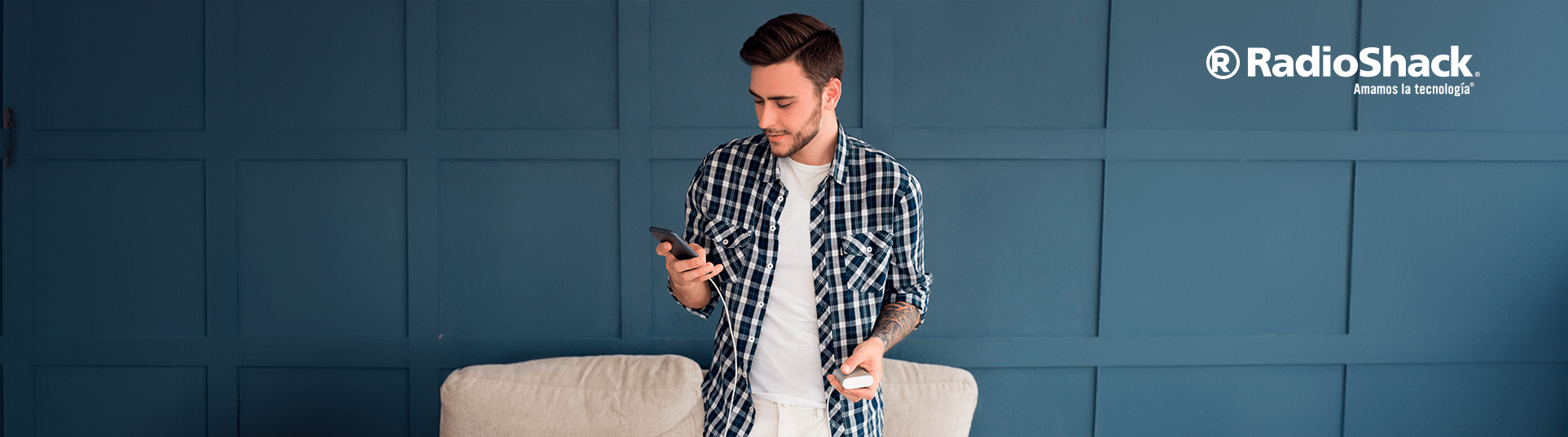 hombre con barba de piel clara siendo salvado de que no se descargara su celular con una bateria externa recargable