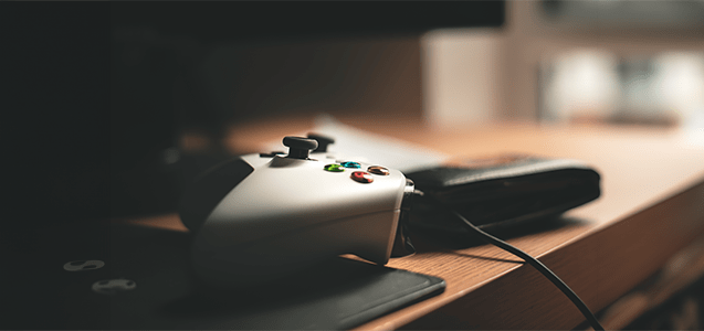 mando de xbox one color blanco que se esta cargando para funcionar como control inalambrico, aunque tambien se puede usar conectado a la consola como control alambrico