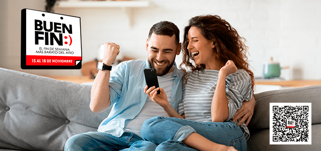 una pareja sentada en el sofa de su sala compra en linea durante el buen fin de este año