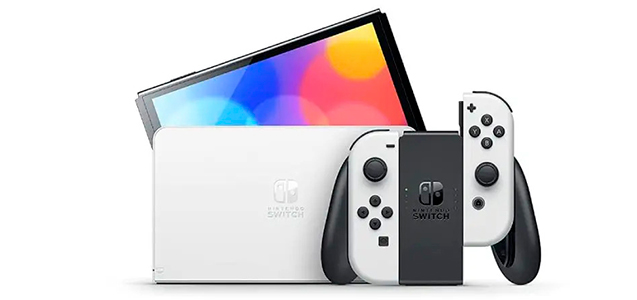 Nintendo Switch OLED con controladores Joy-Con blancos, base blanca y pantalla mostrando colores vibrantes, parcialmente insertada en la base.