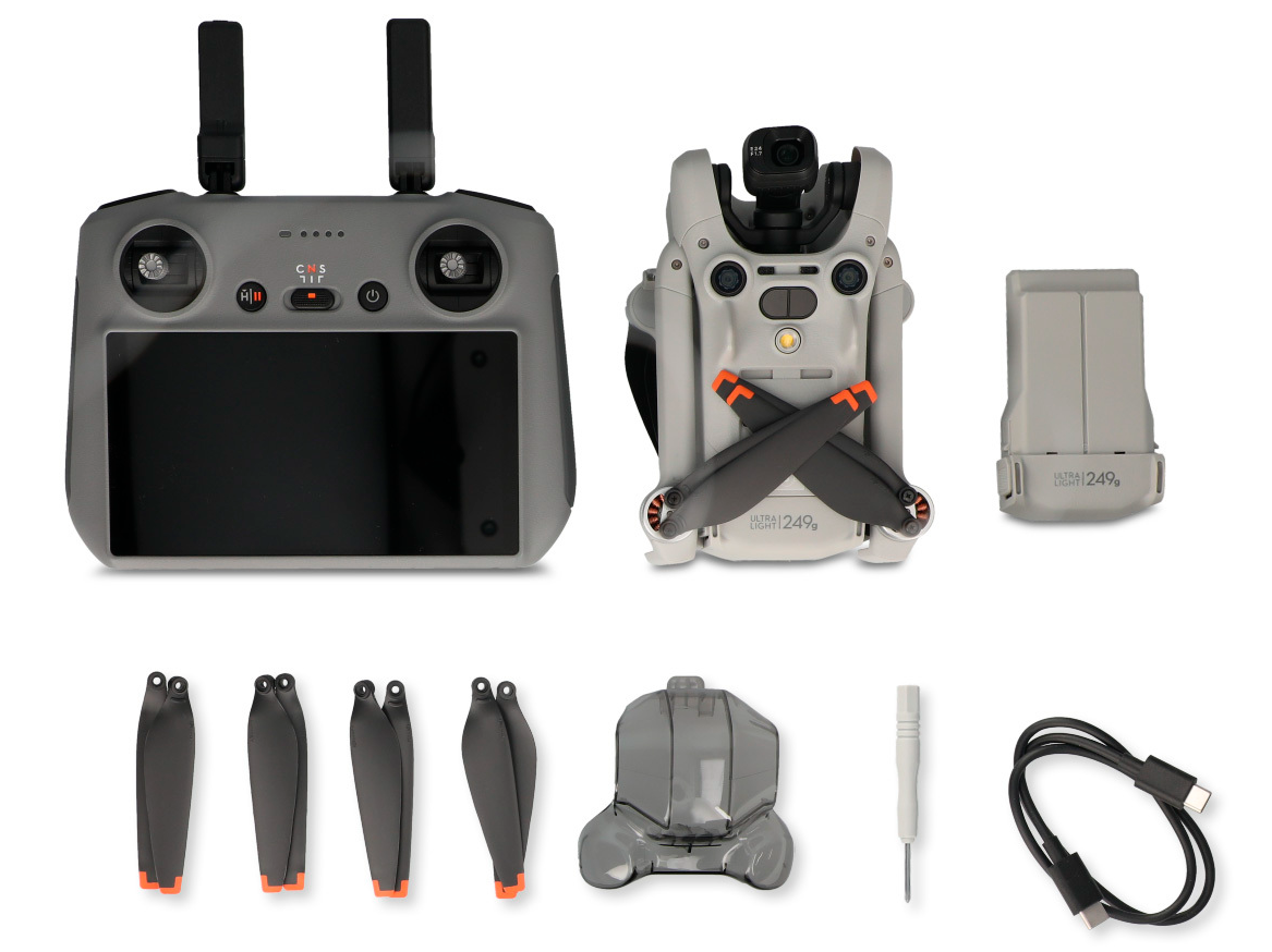descubre para que sirve un drone con este modelo de dji mini 4 pro 4k color gris con control remoto y accesorios en un fondo blanco